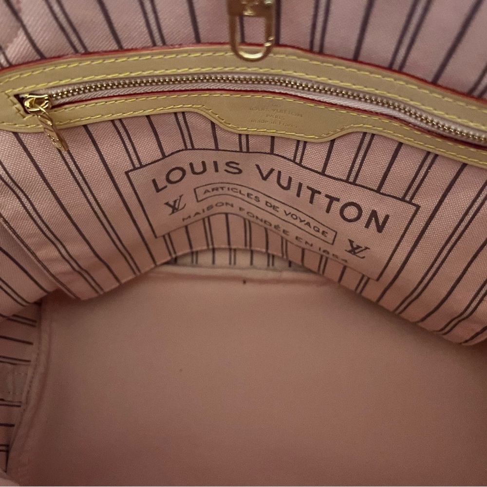 Louis Vuitton Neverfull with light pink lining. New with dust bag